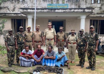 வேதாரண்யத்தை அடுத்த செம்போடை யில் குயில் பறவைகளை வேட்டையாடி விற்பனை செய்தவர்கள் கைது