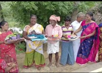 வேதாரணியம் சுற்றுவட்டார கிராமங்களில் நாடோடிகள் மற்றும் மனநலம் குறைந்தவர்களுடன் தீபாவளியை கொண்டாடிய பள்ளி ஆசிரியை .