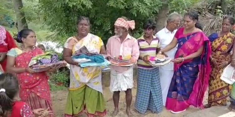 வேதாரணியம் சுற்றுவட்டார கிராமங்களில் நாடோடிகள் மற்றும் மனநலம் குறைந்தவர்களுடன் தீபாவளியை கொண்டாடிய பள்ளி ஆசிரியை .