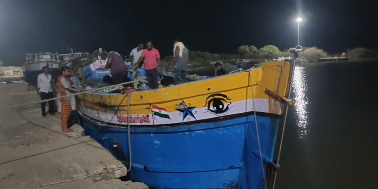 தூத்துக்குடி அருகே சுமார் 1400 கிலோ பீடிஇலை பண்டல்கள், கடத்த முயன்ற நபர்கள் அதிரடி கைது