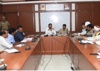 நாகப்பட்டினம் மாவட்ட ஆட்சியர் அலுவலகத்தில் நாகூர் தர்காவில் நடைபெற உள்ள கந்தூரி விழாவை முன்னிட்டு மேற்கொள்ளப்பட வேண்டிய முன்னேற்பாடு பணிகள் குறித்த ஆய்வு கூட்டம் மாவட்ட ஆட்சித் தலைவர் அ.அருண்தம்புராஜ் தலைமையில், மாவட்ட காவல் கண்காணிப்பாளர் கு.ஜவகர் முன்னிலையில் நடைபெற்றது.