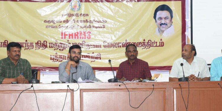 நாகப்பட்டினம் மாவட்ட ஆட்சியர் அலுவலகத்தில் மாவட்டக் கருவூலம் மற்றும் அனைத்து சார்நிலைக் கருவூலங்களிலும் ஒருங்கிணைந்த நிதி மற்றும் மனித வள மேலாண்மைத் திட்டத்தின் புத்தாக்கப் பயிற்சியினை மாவட்ட ஆட்சித் தலைவர் அ.அருண்தம்புராஜ் இன்று தொடங்கி வைத்தார்.