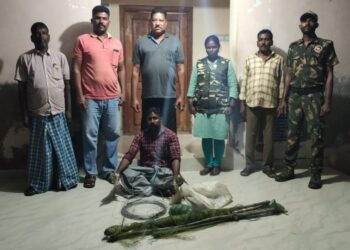 வேதாரணியத்தை அடுத்த கரியாப்பட்டினம் அருகே மகாராஜபுரம் வயல்வெளியில் வலை வைத்து மடையான் பறவைகளை பிடித்தவருக்கு அபராதம்.