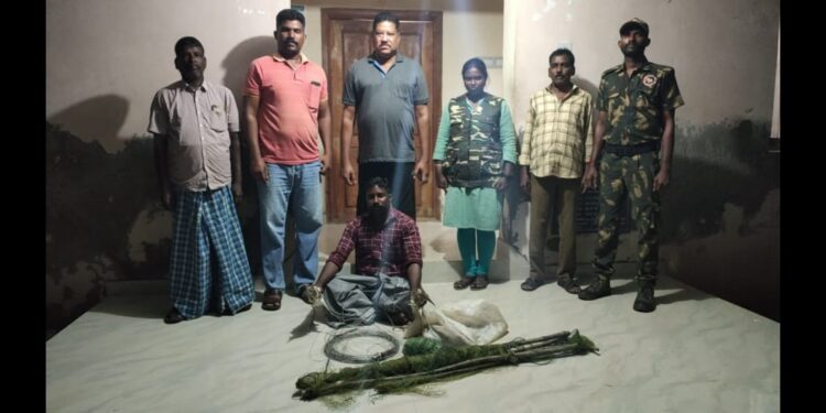 வேதாரணியத்தை அடுத்த கரியாப்பட்டினம் அருகே மகாராஜபுரம் வயல்வெளியில் வலை வைத்து மடையான் பறவைகளை பிடித்தவருக்கு அபராதம்.