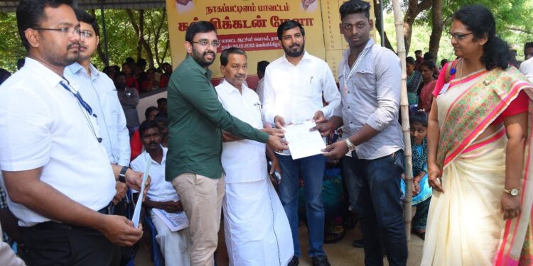 நாகப்பட்டினம் மாவட்ட ஆட்சியர் அலுவலக வளாகத்தில் கல்வி கடன் மேளாவினை மாவட்ட ஆட்சித் தலைவர் அ.அருண்தம்புராஜ் இன்று தொடங்கி வைத்தார்.