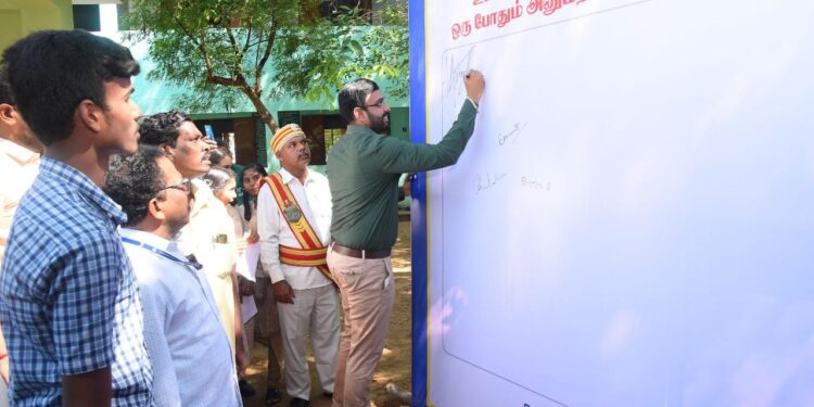 நாகப்பட்டினம் மாவட்டம் கீழையூர் ஊராட்சி ஒன்றியம் பிரதாபராமபுரம் ஊராட்சியில் உள்ள அரசினர் மேல்நிலை பள்ளியில் கிராம ஊராட்சி சார்பில் நடைபெற்ற போதை ஒழிப்பு விழிப்புணர்வு பேரணியினை மாவட்ட ஆட்சித்தலைவர் அ.அருண்தம்புராஜ் இன்று தொடங்கி வைத்தார். 