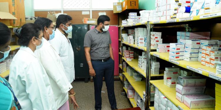 நாகை மாவட்ட பகுதிகளில் மாவட்ட ஆட்சித்தலைவர் டாக்டர் அ.அருண்தம்புராஜ் செய்தியாளர்களுடன் சென்று ஆய்வு மேற்கொண்டார்.