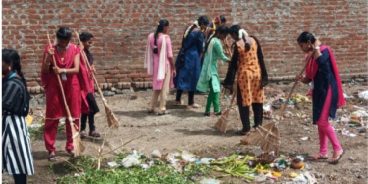 தூத்துக்குடி ஏ.பி.சி.மகாலட்சுமி மகளிர் கல்லூரியில் நாட்டுநலப்பணித்திட்டம் சார்பாக தூய்மைப்பணி