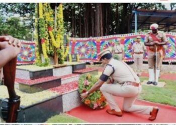 தூத்துக்குடியில் காவலர் வீர வணக்க நாள் உறுதிமொழி ஏற்று துப்பாக்கி குண்டுகள் முழங்க மரியாதை செலுத்தப்பட்டது.