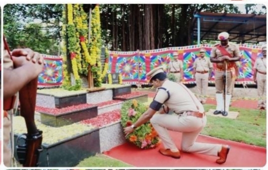 தூத்துக்குடியில் காவலர் வீர வணக்க நாள் உறுதிமொழி ஏற்று துப்பாக்கி குண்டுகள் முழங்க மரியாதை செலுத்தப்பட்டது.