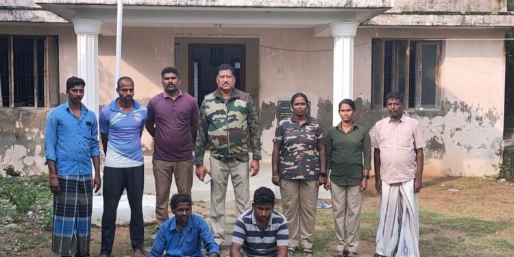 நாகப்பட்டினம் மாவட்டம் வேதாரண்யத்தை அடுத்த மூலக்கரையில் மடையான் பறவைகளை பிடித்த இரண்டு நபர்களை பிடித்து அபராதம் விக்கப்பட்டது.