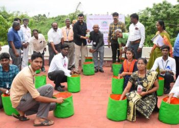 நாகப்பட்டினம் மாவட்டம் வேதாரண்யத்தை அடுத்த மூலக்கரையில் மடையான் பறவைகளை பிடித்த இரண்டு நபர்களை பிடித்து அபராதம் விக்கப்பட்டது.