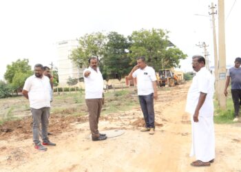 தூத்துக்குடியில் ஹிந்தி தினிப்புக்கு எதிராக துண்டு பிரசுரம் அமைச்சர் கீதாஜீவன் வழங்கினார்.