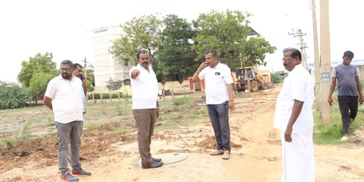 தூத்துக்குடியில் ஹிந்தி தினிப்புக்கு எதிராக துண்டு பிரசுரம் அமைச்சர் கீதாஜீவன் வழங்கினார்.