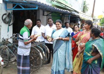 தூத்துக்குடியில் ஹிந்தி தினிப்புக்கு எதிராக துண்டு பிரசுரம் அமைச்சர் கீதாஜீவன் வழங்கினார்.