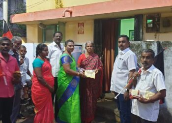 தூத்துக்குடியில் ஹிந்தி தினிப்புக்கு எதிராக துண்டு பிரசுரம்; திமுகவினர் வழங்கினார்கள்.