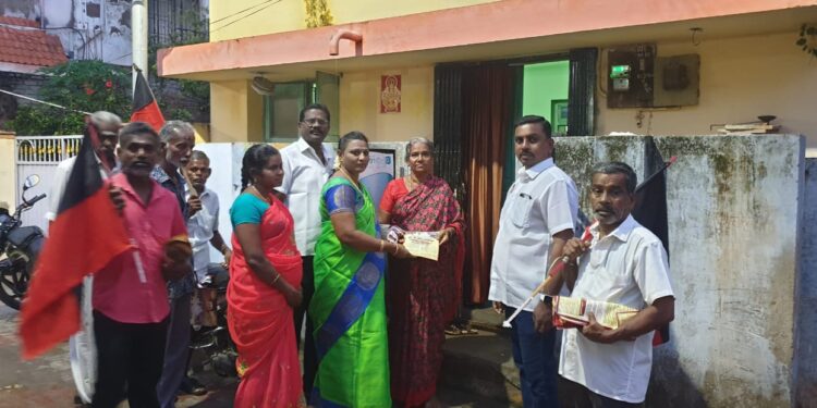 தூத்துக்குடியில் ஹிந்தி தினிப்புக்கு எதிராக துண்டு பிரசுரம்; திமுகவினர் வழங்கினார்கள்.