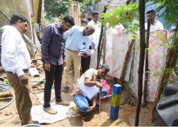 நாகப்பட்டினம் மாவட்ட ஆட்சியர் அலுவலகக் கூட்டரங்கில் தொழிலாளர் நலன் மற்றும் திறன் மேம்பாட்டுத்துறை சார்பில் நடைபெற்ற கட்டுமானம் மற்றும் அமைப்புசாரா தொழிலாளர் நல வாரிய நலத்திட்ட உதவிகள் மற்றும் பாதுகாப்பு உபகரணங்கள் வழங்கும் விழாவில் மாண்புமிகு தொழிலாளர் நலன் மற்றும் திறன் மேம்பாட்டுத் துறை அமைச்சர் சி.வி.கணேசன் மற்றும் தமிழ்நாடு கட்டுமான தொழிலாளர் நல வாரிய தலைவர் பொன்குமார் நலத்திட்ட உதவிகளை மாவட்ட ஆட்சித்தலைவர் அ.அருண்தம்புராஜ் தலைமையில் வழங்கினார்.