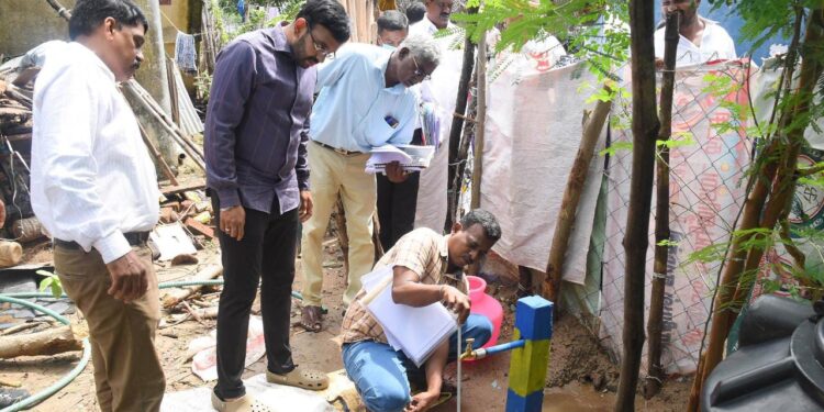 நாகப்பட்டினம் மாவட்ட ஆட்சியர் அலுவலகக் கூட்டரங்கில் தொழிலாளர் நலன் மற்றும் திறன் மேம்பாட்டுத்துறை சார்பில் நடைபெற்ற கட்டுமானம் மற்றும் அமைப்புசாரா தொழிலாளர் நல வாரிய நலத்திட்ட உதவிகள் மற்றும் பாதுகாப்பு உபகரணங்கள் வழங்கும் விழாவில் மாண்புமிகு தொழிலாளர் நலன் மற்றும் திறன் மேம்பாட்டுத் துறை அமைச்சர் சி.வி.கணேசன் மற்றும் தமிழ்நாடு கட்டுமான தொழிலாளர் நல வாரிய தலைவர் பொன்குமார் நலத்திட்ட உதவிகளை மாவட்ட ஆட்சித்தலைவர் அ.அருண்தம்புராஜ் தலைமையில் வழங்கினார்.