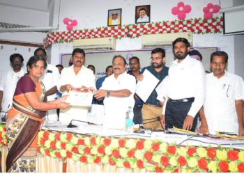 நாகப்பட்டினம் மாவட்ட ஆட்சியர் அலுவலகக் கூட்டரங்கில் தொழிலாளர் நலன் மற்றும் திறன் மேம்பாட்டுத்துறை சார்பில் நடைபெற்ற கட்டுமானம் மற்றும் அமைப்புசாரா தொழிலாளர் நல வாரிய நலத்திட்ட உதவிகள் மற்றும் பாதுகாப்பு உபகரணங்கள் வழங்கும் விழாவில் மாண்புமிகு தொழிலாளர் நலன் மற்றும் திறன் மேம்பாட்டுத் துறை அமைச்சர் சி.வி.கணேசன் மற்றும் தமிழ்நாடு கட்டுமான தொழிலாளர் நல வாரிய தலைவர் பொன்குமார் நலத்திட்ட உதவிகளை மாவட்ட ஆட்சித்தலைவர் அ.அருண்தம்புராஜ் தலைமையில் வழங்கினார்.