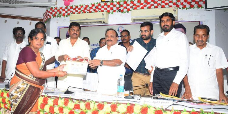 நாகப்பட்டினம் மாவட்ட ஆட்சியர் அலுவலகக் கூட்டரங்கில் தொழிலாளர் நலன் மற்றும் திறன் மேம்பாட்டுத்துறை சார்பில் நடைபெற்ற கட்டுமானம் மற்றும் அமைப்புசாரா தொழிலாளர் நல வாரிய நலத்திட்ட உதவிகள் மற்றும் பாதுகாப்பு உபகரணங்கள் வழங்கும் விழாவில் மாண்புமிகு தொழிலாளர் நலன் மற்றும் திறன் மேம்பாட்டுத் துறை அமைச்சர் சி.வி.கணேசன் மற்றும் தமிழ்நாடு கட்டுமான தொழிலாளர் நல வாரிய தலைவர் பொன்குமார் நலத்திட்ட உதவிகளை மாவட்ட ஆட்சித்தலைவர் அ.அருண்தம்புராஜ் தலைமையில் வழங்கினார்.