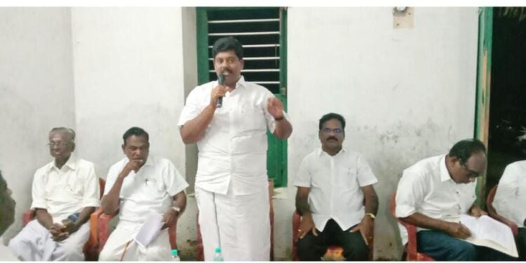 நாகப்பட்டினம் மாவட்ட ஆட்சியர் அலுவலகக் கூட்டரங்கில் தொழிலாளர் நலன் மற்றும் திறன் மேம்பாட்டுத்துறை சார்பில் நடைபெற்ற கட்டுமானம் மற்றும் அமைப்புசாரா தொழிலாளர் நல வாரிய நலத்திட்ட உதவிகள் மற்றும் பாதுகாப்பு உபகரணங்கள் வழங்கும் விழாவில் மாண்புமிகு தொழிலாளர் நலன் மற்றும் திறன் மேம்பாட்டுத் துறை அமைச்சர் சி.வி.கணேசன் மற்றும் தமிழ்நாடு கட்டுமான தொழிலாளர் நல வாரிய தலைவர் பொன்குமார் நலத்திட்ட உதவிகளை மாவட்ட ஆட்சித்தலைவர் அ.அருண்தம்புராஜ் தலைமையில் வழங்கினார்.