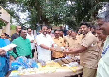 தூய்மை பணியாளர்களுக்கு பாதுகாப்பு உபகரணங்கள்:  கோவை மாநகராட்சி 80வது வார்டு மாமன்ற உறுப்பினர் முனைவர் மாரிசெல்வன் வழங்கினார்