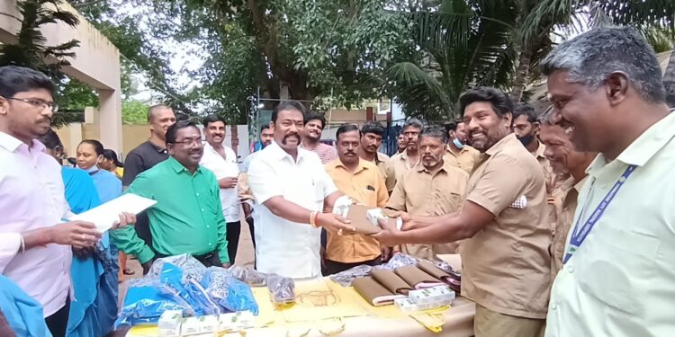 தூய்மை பணியாளர்களுக்கு பாதுகாப்பு உபகரணங்கள்:  கோவை மாநகராட்சி 80வது வார்டு மாமன்ற உறுப்பினர் முனைவர் மாரிசெல்வன் வழங்கினார்