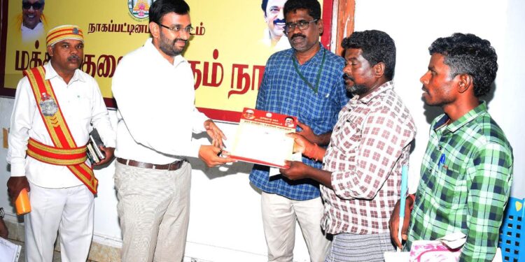 நாகப்பட்டினம்மாவட்ட ஆட்சியர் அலுவலகத்தில் வாராந்திர மக்கள் குறைதீர்க்கும் நாள் கூட்டம் மாவட்ட ஆட்சித்தலைவர் அ.அருண்தம்புராஜ் தலைமையில் இன்று நடைபெற்றது.