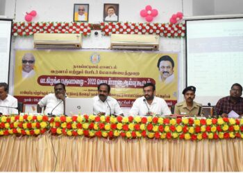 நாகப்பட்டினம்; மாவட்ட ஆட்சியர் அலுவலகத்தில் வருவாய் மற்றும் பேரிடர் மேலாண்மை துறை சார்பில் வடகிழக்கு பருவமழை தொடர்பான ஆய்வுக் கூட்டம் மாண்புமிகு சுற்றுச்சூழல் காலநிலை மாற்றத்துறை மற்றும் இளைஞர்நலன் விளையாட்டு மேம்பாட்டுத் துறை அமைச்சர் சிவ.வீ.மெய்யநாதன் தலைமையில் நடைபெற்றது.