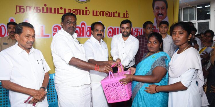 நாகப்பட்டினம் மாவட்டத்தில் உள்ள முத்தமிழறிஞர் டாக்டர் கலைஞர் மு.கருணாநிதி மாவட்ட விளையாட்டு அரங்கத்தில் புதியதாக கட்டப்பட்டுள்ள நவீன உடற்பயிற்சி கூடத்தினை சுற்றுச்சூழல் காலநிலை மாற்றத்துறை மற்றும் இளைஞர்நலன் விளையாட்டு மேம்பாட்டுத் துறை அமைச்சர் சிவ.வீ.மெய்யநாதன் திறந்து வைத்து, 167 பயனாளிகளுக்கு ரூ.1,00,03,247 மதிப்பீட்டிலான நலத்திட்ட உதவிகளை வழங்கினார்.