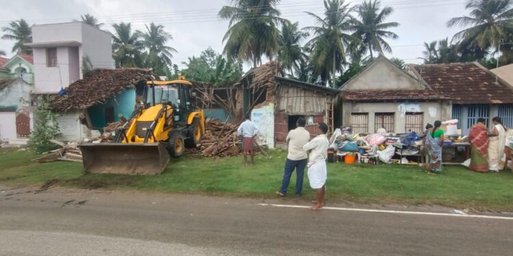 வேதாரணியத்தில் வேதாரணியேஸ்வர சுவாமி திருக்கோவிலுக்கு சொந்தமான இட ஆக்கிரமிப்பு அகற்றம்.