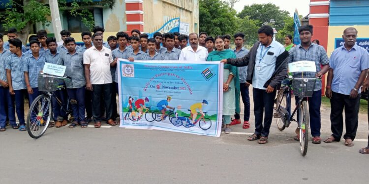 நாகப்பட்டினம் மாவட்ட ஆட்சியர் அலுவலகத்தில்2023 ஜனவரி 1-ஆம் தேதியை தகுதி நாளாக கொண்ட வரைவு வாக்காளர் பட்டியலை அங்கீகரிக்கப்பட்ட கட்சி பிரமுகர்கள் முன்னிலையில் மாவட்ட தேர்தல் அலுவலர் மற்றும் மாவட்ட ஆட்சித்தலைவர் அ.அருண்தம்புராஜ் இன்று வெளியிட்டார்.