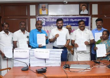 நாகப்பட்டினம் மாவட்ட ஆட்சியர் அலுவலகத்தில்2023 ஜனவரி 1-ஆம் தேதியை தகுதி நாளாக கொண்ட வரைவு வாக்காளர் பட்டியலை அங்கீகரிக்கப்பட்ட கட்சி பிரமுகர்கள் முன்னிலையில் மாவட்ட தேர்தல் அலுவலர் மற்றும் மாவட்ட ஆட்சித்தலைவர் அ.அருண்தம்புராஜ் இன்று வெளியிட்டார்.