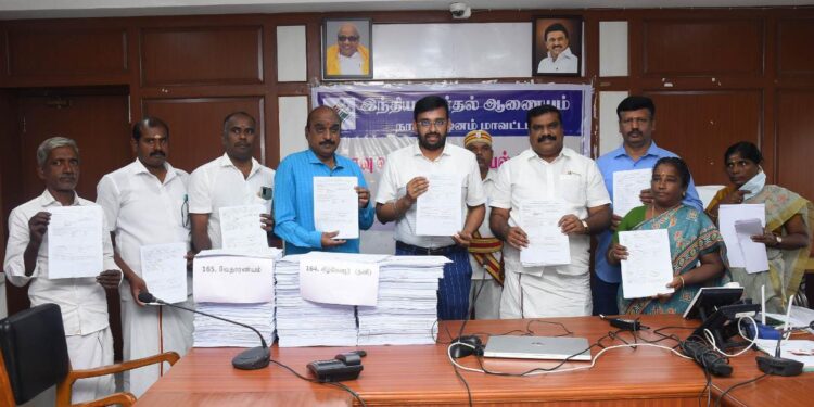 நாகப்பட்டினம் மாவட்ட ஆட்சியர் அலுவலகத்தில்2023 ஜனவரி 1-ஆம் தேதியை தகுதி நாளாக கொண்ட வரைவு வாக்காளர் பட்டியலை அங்கீகரிக்கப்பட்ட கட்சி பிரமுகர்கள் முன்னிலையில் மாவட்ட தேர்தல் அலுவலர் மற்றும் மாவட்ட ஆட்சித்தலைவர் அ.அருண்தம்புராஜ் இன்று வெளியிட்டார்.