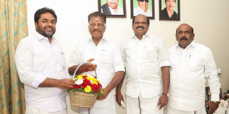 அதிமுக நிறுவனர் கொண்டு வந்த தேர்தல் விதிமுறையை மாற்றக்கூடாது என்பதற்காகத்தான் ஓபிஎஸ் இரண்டாவது தர்மயுத்தத்தை தொடங்கியுள்ளார் என்று அதிமுக ஓபிஎஸ் அணியின் கழக அமைப்புச் செயலாளராக நியமிக்கப்பட்டுள்ள பி வி கே பிரபு வேதாரணியத்தில் நிருபர்களிடம் பேட்டி அளித்தார் .