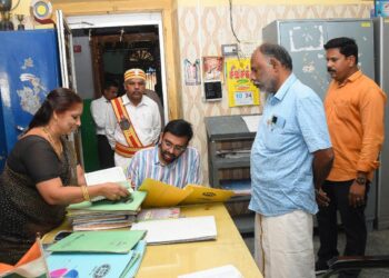 நாகப்பட்டினம் நகராட்சி பகுதியில் உள்ள தேசிய மேல்நிலை பள்ளி, சிஎஸ்ஐ பள்ளி மற்றும் அக்கரைப்பேட்டை அரசினர் மேல்நிலைப் பள்ளியில் தேர்ச்சி விகிதம் குறித்து மாவட்ட ஆட்சித்தலைவர் அ.அருண்தம்புராஜ் இன்று ஆய்வு