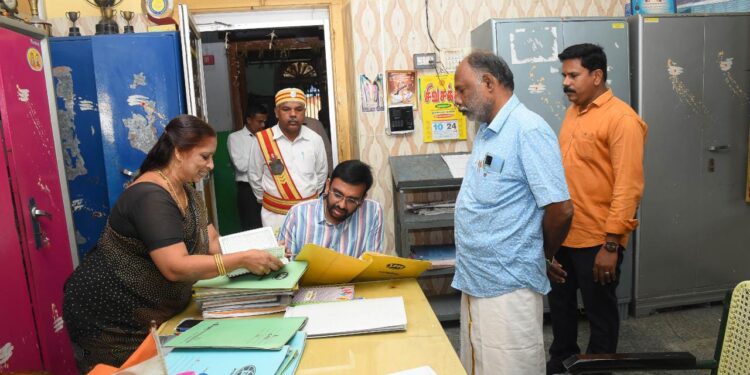 நாகப்பட்டினம் நகராட்சி பகுதியில் உள்ள தேசிய மேல்நிலை பள்ளி, சிஎஸ்ஐ பள்ளி மற்றும் அக்கரைப்பேட்டை அரசினர் மேல்நிலைப் பள்ளியில் தேர்ச்சி விகிதம் குறித்து மாவட்ட ஆட்சித்தலைவர் அ.அருண்தம்புராஜ் இன்று ஆய்வு