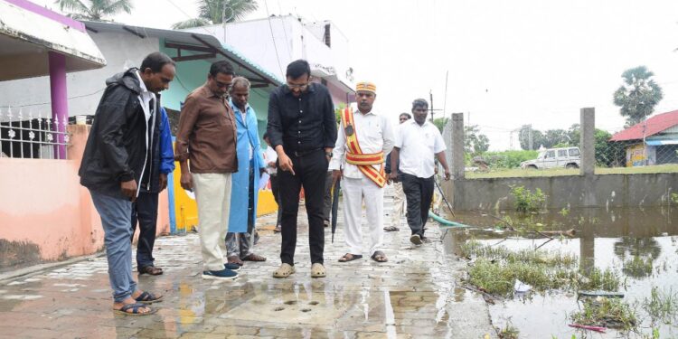 நாகப்பட்டினம் நகராட்சி மற்றும் வேளாங்கண்ணி பேரூராட்சி பகுதியில் வடகிழக்கு பருவமழை முன்னெச்சரிக்கை பணிகள் குறித்து மாவட்ட ஆட்சித்தலைவர் அ.அருண்தம்புராஜ் இன்று நேரில் பார்வையிட்டு ஆய்வு மேற்கொண்டார்