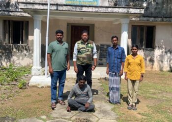 வேதாரண்யத்தை அடுத்த தென்னடா வயல்வெளியில் தன் வீட்டிற்கு அருகில் மடையான் கொக்கு பறவைகளை கண்ணி ஊன்றி பிடிக்க முயற்சித்த வரை பிடித்து அபராதம்