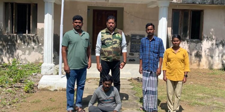 வேதாரண்யத்தை அடுத்த தென்னடா வயல்வெளியில் தன் வீட்டிற்கு அருகில் மடையான் கொக்கு பறவைகளை கண்ணி ஊன்றி பிடிக்க முயற்சித்த வரை பிடித்து அபராதம்