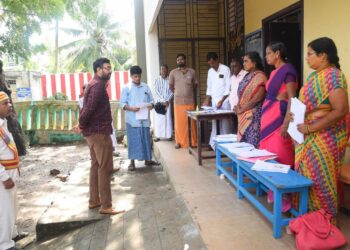 வேதாரண்யத்தை அடுத்த தென்னடா வயல்வெளியில் தன் வீட்டிற்கு அருகில் மடையான் கொக்கு பறவைகளை கண்ணி ஊன்றி பிடிக்க முயற்சித்த வரை பிடித்து அபராதம்