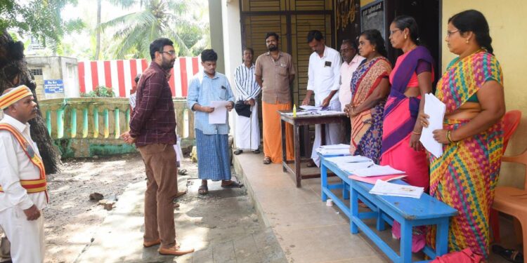 வேதாரண்யத்தை அடுத்த தென்னடா வயல்வெளியில் தன் வீட்டிற்கு அருகில் மடையான் கொக்கு பறவைகளை கண்ணி ஊன்றி பிடிக்க முயற்சித்த வரை பிடித்து அபராதம்