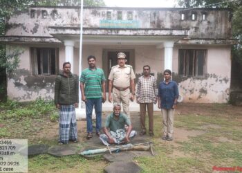 வேதாரண்யத்தில் அடுத்த மூலக்கரை வயல்வெளியில் மடையன் கொக்கு பறவைகளை வலை வைத்து பிடிக்க முயற்சித்த வரை பிடித்து அபராதம்