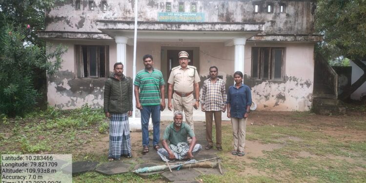 வேதாரண்யத்தில் அடுத்த மூலக்கரை வயல்வெளியில் மடையன் கொக்கு பறவைகளை வலை வைத்து பிடிக்க முயற்சித்த வரை பிடித்து அபராதம்