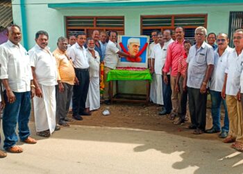 முன்னாள் பாரத பிரதமர் நேரு-வின் 133 வது பிறந்த நாளை முன்னிட்டு தூத்துக்குடி மாநகர மாவட்ட காங்கிரஸ் கட்சி சார்பில் அவரது திரு உருவ படத்திற்கு மாநகர் மாவட்ட தலைவர் சி. எஸ். முரளிதரன் மாலை அணிவித்து மரியாதை செலுத்தினார்