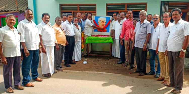 முன்னாள் பாரத பிரதமர் நேரு-வின் 133 வது பிறந்த நாளை முன்னிட்டு தூத்துக்குடி மாநகர மாவட்ட காங்கிரஸ் கட்சி சார்பில் அவரது திரு உருவ படத்திற்கு மாநகர் மாவட்ட தலைவர் சி. எஸ். முரளிதரன் மாலை அணிவித்து மரியாதை செலுத்தினார்