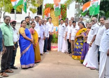 முன்னாள் பிரதமர்  நேரு  பிறந்த நாளை முன்னிட்டு  அலங்கரிக்கப் பட்ட அவரது  திருவுவ படத்திற்கு ஐஎன்டியூசி மாநில பொது செயலாளர், மாநில பொதுக்குழு உறுப்பினர் K.பெருமாள்சாமி தூத்துக்குடியில் மாலை அணிவித்து மரியாதை