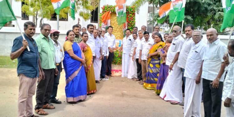 முன்னாள் பிரதமர்  நேரு  பிறந்த நாளை முன்னிட்டு  அலங்கரிக்கப் பட்ட அவரது  திருவுவ படத்திற்கு ஐஎன்டியூசி மாநில பொது செயலாளர், மாநில பொதுக்குழு உறுப்பினர் K.பெருமாள்சாமி தூத்துக்குடியில் மாலை அணிவித்து மரியாதை