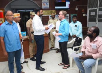 நாகப்பட்டினம்மாவட்ட ஆட்சியர் அலுவலகத்தில் வாராந்திர மக்கள் குறைதீர்;க்கும் நாள் கூட்டம் மாவட்ட ஆட்சித்தலைவர் அ.அருண்தம்புராஜ் தலைமையில் இன்று நடைபெற்றது.